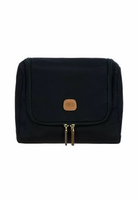 Borsa da viaggio in tessuto nero con chiusura a pattina, dotata di un logo in pelle marrone chiaro e doppie cerniere dorate con dettagli marroni.