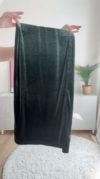 Temnozelena, žametna krila z gladko teksturo, srednje dolžine in ravnim krojem. Ima subtilen lesk in čiste robove.