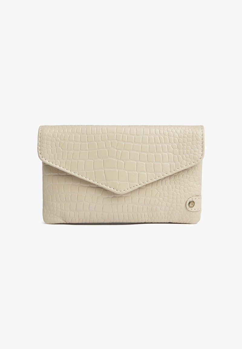 Pochette portefeuille en cuir beige à texture crocodile, avec fermeture à rabat et petit logo métallique rond en bas à droite.