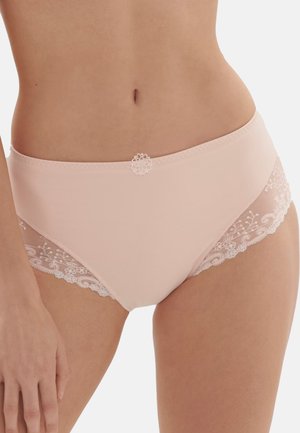 Lichtroze hoge taille panties van een gladde stof, met kanten rand met bloemenpatronen en een decoratieve bloemenaccent bij de tailleband.