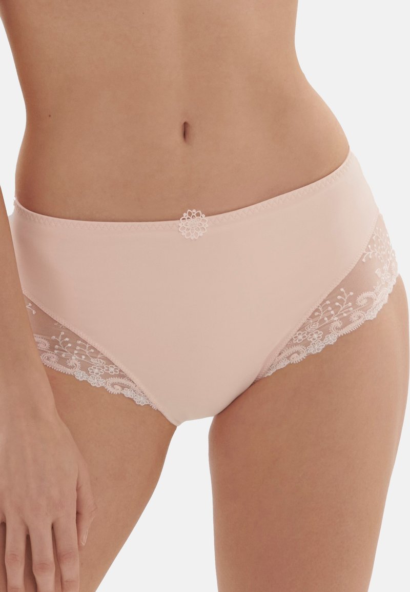 Mutandine alte di colore rosa chiaro realizzate in un tessuto morbido, con bordi in pizzo a motivi floreali e un accento decorativo a forma di fiore in vita.