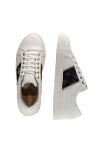 Sneaker bianche in pelle con occhielli dorati, dotate di un pannello laterale a motivi blu navy e suola in gomma testurizzata, caratterizzate da un design minimalista.