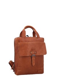 Bruine leren rugzak met een gestructureerd ontwerp, bovenhandvaten, een voorflap en metalen accenten in zilver. Glad textuur en minimalistische stijl.