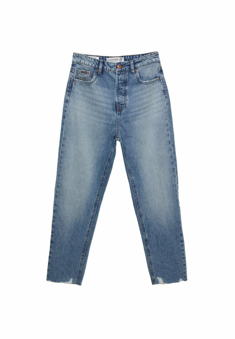 Jeans en denim bleu clair à taille haute, jambe droite et ourlet effiloché. Comprend deux poches avant et une seule poche arrière avec surpiqûres contrastées.
