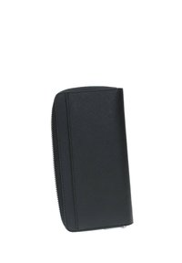 Portafoglio in pelle nera con una finitura testurizzata, forma rettangolare e chiusura a zip visibile. Presenta cuciture minimaliste e nessun accento aggiuntivo.