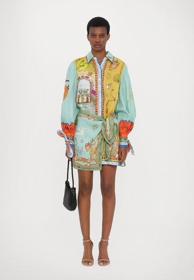 Set de bluză multicoloră și pantaloni scurți, featuring un amestec de modele, material moale, mâneci tip balon și detaliu cu talie legată. Geantă țesută black.