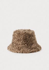 Sombrero tipo bucket de pelaje sintético marrón, con textura suave y rizada, y un ala ligeramente caída, fotografiado sobre un fondo blanco liso.