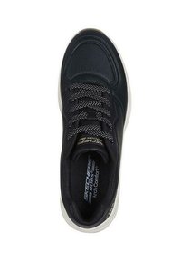 Sneaker in pelle nera con punta arrotondata, pannelli laterali testurizzati, lacci in mesh e suola in gomma bianca. Presenta il logo del marchio sulla soletta.