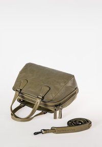 Borsa in pelle verde oliva di forma rettangolare, con due manici, chiusure a zip e una tracolla rimovibile. Superficie testurizzata e design moderno.