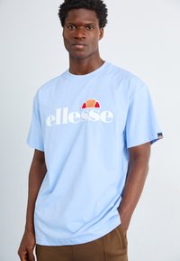 Ellesse EMSSEO - Apdrukāts T-krekls - light blue