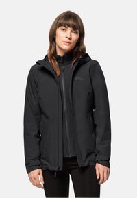 Giacca nera impermeabile con cappuccio, zip frontale e polsini elasticizzati. Il materiale ha una texture liscia con un design minimalista.