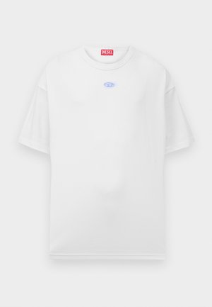 T-shirt Diesel blanc à manches courtes avec un petit logo bleu sur la poitrine et une étiquette Diesel rouge à l'intérieur du col.