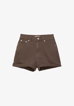 Pantaloni shorts in denim marrone con vita alta, orlo arrotolato, due tasche anteriori e chiusura con bottone frontale. Texture liscia con hardware minimale.