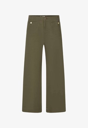 Pantalon large vert olive taille haute, avec bouton et fermeture éclair à l'avant, et deux poches plaquées frontales avec boutons métalliques.