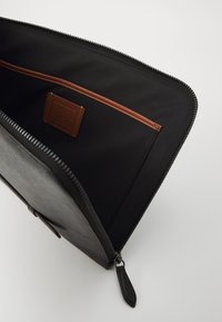 COACH LAPTOP CASE IN SIGNATURE CANVAS - Laptop bag - charcoal
