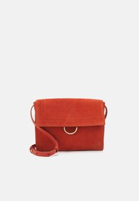 Rode suède schoudertas met een rechthoekige vorm, omslagflap en een cirkelvormige gouden hardware-accent. Inclusief verstelbare schouderband.