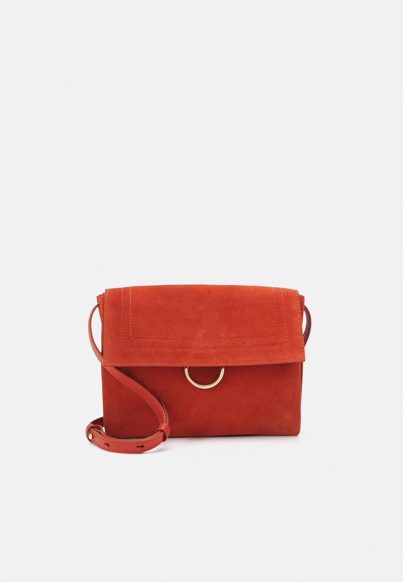 Rode suède schoudertas met een rechthoekige vorm, omslagflap en een cirkelvormige gouden hardware-accent. Inclusief verstelbare schouderband.