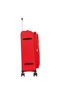 Maleta de tela roja con forma rectangular, asa telescópica metálica, dos asas laterales negras y cuatro ruedas negras para facilitar la movilidad.