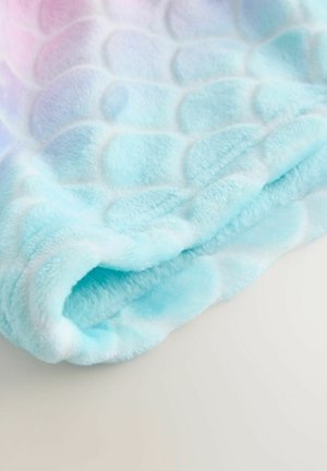 Meka u blagim, pastelno plavim i ružičastim tonovima s uzdignutom, valovitom teksturom i udobnim, pahuljastim rubom, presavijena na svijetloj površini.