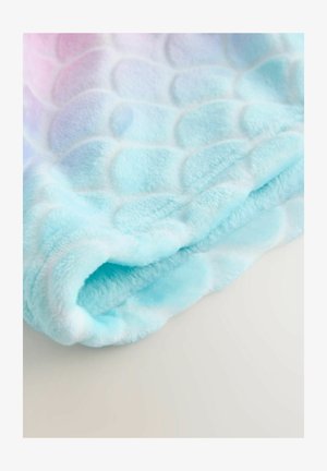 Miękka, pastelowa niebieska i różowa kołdra z wypukłą, falistą teksturą oraz puszystym, miękkim brzegiem, złożona na jasnej powierzchni.
