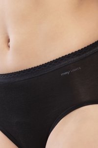 Boxer neri in tessuto liscio, con un dettaglio di vita in pizzo scallopato e il logo "mey LIGHTS" sul fronte.