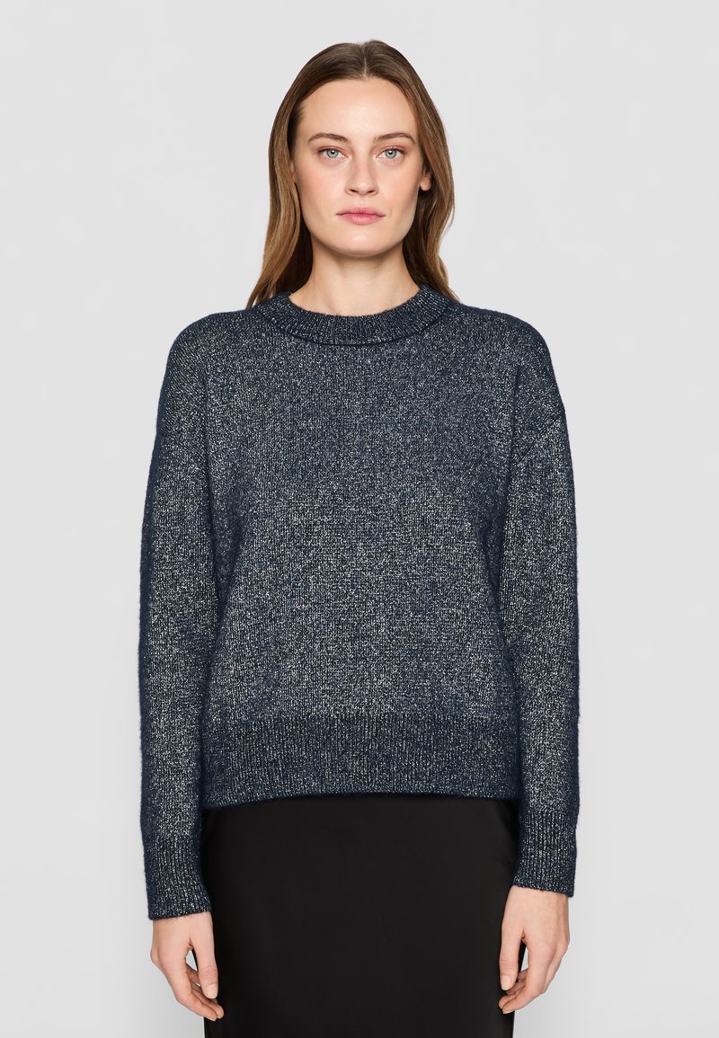 Maglione lavorato a maglia blu navy con una vestibilità leggermente ampia, scollatura rotonda e polsini e orlo a coste. Presenta un tessuto morbido e testurizzato con una leggera lucentezza.