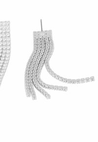 Silverhängande örhängen med flera strängar av kvadratiska metall länkar som skapar en kaskadeffekt med en slät, glänsande yta.