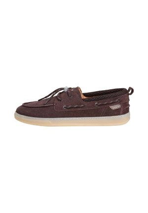 Zapato náutico de ante marrón con cordones delanteros, suela ligera de goma, interior de malla y una etiqueta "Since 1973" en el lateral.