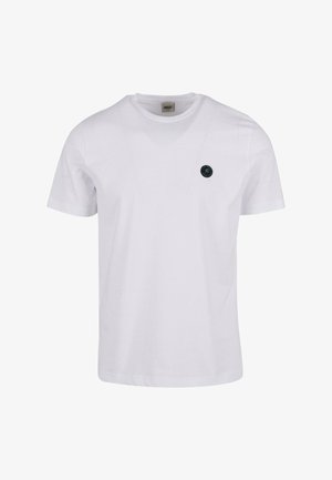 Valge puuvillane T-särk lühikeste varrukatega, ümmarguse kaelusega ning vasakul rinnal väike must ümmargune logo.