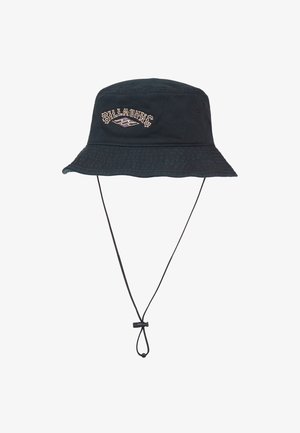 Czarny kapelusz typu bucket z paskiem pod brodą, z logo "Billabong" i haftem fali z przodu.