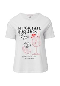 Witte katoenen t-shirt met een grafisch ontwerp van een drankje met een rode rietje, zwarte tekst en roze accenten, ronde halslijn en korte mouwen.
