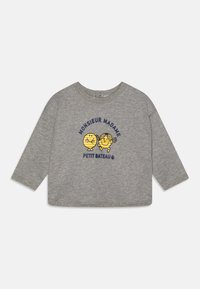 T-shirt gris à manches longues en tissu doux, avec un imprimé de dessin animé représentant deux personnages et le texte "Monsieur Madame" en marine. Col rond, coupe décontractée.
