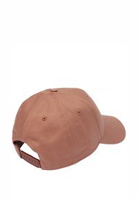 Gorra de béisbol marrón con visera curva, hecha de un tejido texturizado, que cuenta con agujeros de ventilación y una correa ajustable en la parte trasera.