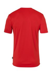 Chemise rouge à manches courtes en tissu synthétique lisse. Présente un col rond et un petit logo sur l'épaule gauche. Design épuré sans motifs.