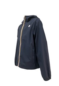 Giacca leggera blu navy con cappuccio. Presenta una chiusura frontale con zip e piping in contrasto, polsini elasticizzati e un piccolo logo sul petto.
