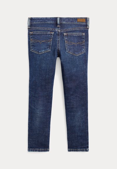 Jeans ajustados de mezclilla azul oscura con una textura suave, dos bolsillos traseros y un sutil detalle de costura en los bordes de los bolsillos.