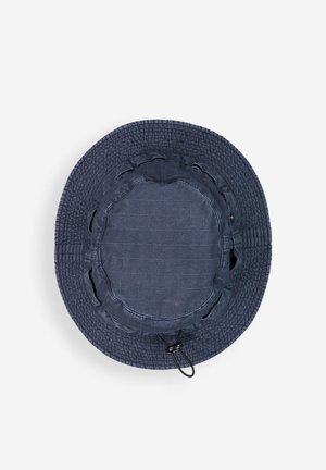 Navyblauwe emmerhoed met doorgestikte structuur, verstelbaar kinkoord met schuifkoord, en gestikt ruitpatroon op de kroon.