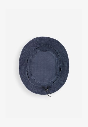 Navyblauwe emmerhoed met doorgestikte structuur, verstelbaar kinkoord met schuifkoord, en gestikt ruitpatroon op de kroon.