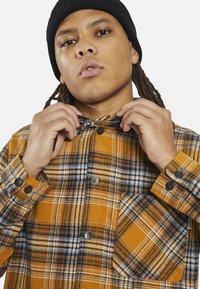 Redefined Rebel DALLAS SHIRT HOOD REGULAR FIT PLUS - Camisa - inca gold