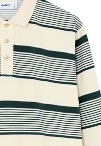 Polo a maniche lunghe color crema con righe verde scuro, caratterizzato da un colletto con tre bottoni e texture a coste.