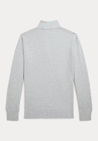 Suéter cinza de manga longa e gola alta em um tecido suave e liso. Possui punhos canelados e um design limpo e minimalista, sem padrões.