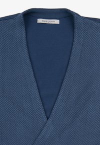 Cárdigan azul oscuro con un patrón de espiga texturizado. Presenta un diseño de cuello en V y una tela interior suave. La etiqueta dice "DAN JOHN."