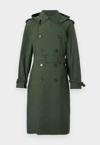 Zelený trenčkot z hladkej látky s dvojradovým zapínaním, hnedými gombíkmi, opaskom v páse, nastaviteľnými manžetami a kapucňou.