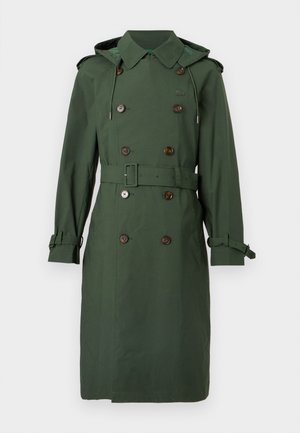 Zelený trenčkot z hladkej látky s dvojradovým zapínaním, hnedými gombíkmi, opaskom v páse, nastaviteľnými manžetami a kapucňou.