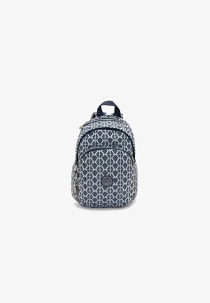 Sac à dos navy avec un motif géométrique blanc, compartiments zippés, sangles réglables et une poignée en boucle sur le dessus. Tissu texturé.