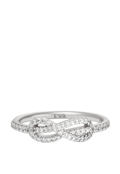 Silverring med ett oändlighetsdesign, prydd med små klara kristaller; slät band med en strukturerad del på vardera sidan.