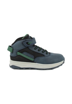 Sneaker a metà altezza in suede blu con accenti neri. Presenta cinturini verdi, stringhe rotonde e una suola in gomma bianca e testurizzata per una presa ottimale.
