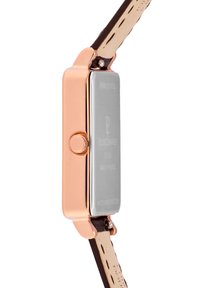 Boîtier de montre rectangulaire en acier inoxydable de ton or rose, avec un cadran argenté lisse. Le bracelet en cuir brun présente des coutures visibles et du matériel.