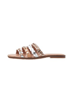 Flad åben tå slidesandal med flere dekorative remme i tan, hvid og metallisk sølv, med bølgede kanter og metalknopper.