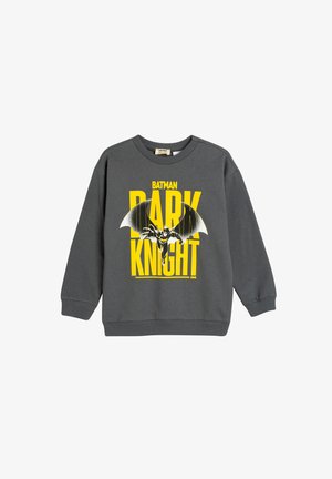 Grijze sweatshirt met een Batman-graphic in zwart en geel. Het ontwerp bevat vet gedrukt tekst met de tekst "DARK KNIGHT." Geribbelde boorden en zoom.
